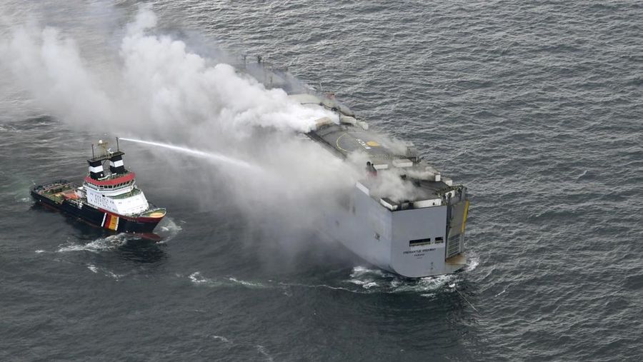 Asap mengepul saat kebakaran terjadi di kapal kargo Fremantle Highway, di laut pada 26 Juli 2023. (Coastguard Netherlands/Handout via REUTERS)