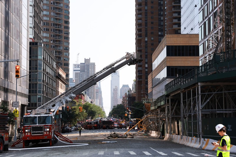 Suasana crane roboh di New York, menyebabkan 12 orang terluka. (WABC via AP)