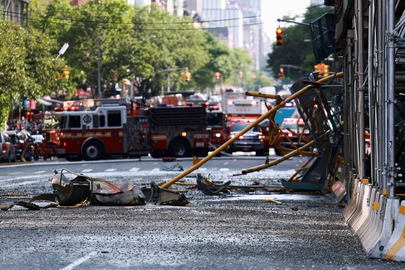 Suasana crane roboh di New York, menyebabkan 12 orang terluka. (WABC via AP)