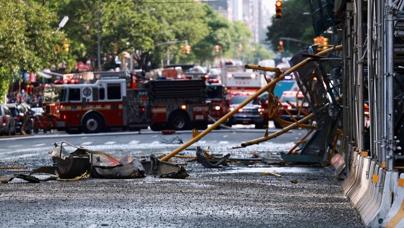 Suasana crane roboh di New York, menyebabkan 12 orang terluka. (WABC via AP)