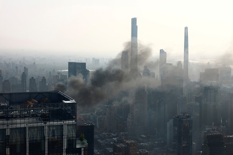 Suasana crane roboh di New York, menyebabkan 12 orang terluka. (WABC via AP)