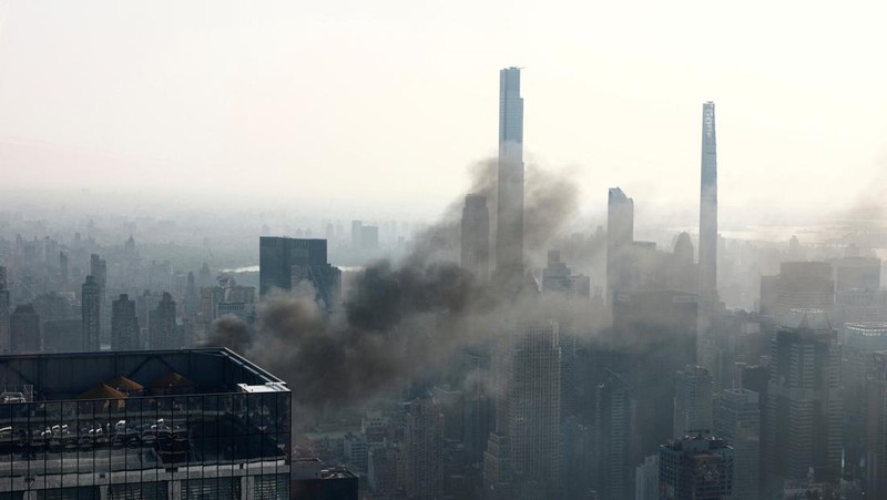 Suasana crane roboh di New York, menyebabkan 12 orang terluka. (WABC via AP)