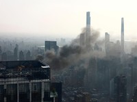 Potret Crane Roboh & Hantam Bangunan di New York AS, 12 Luka