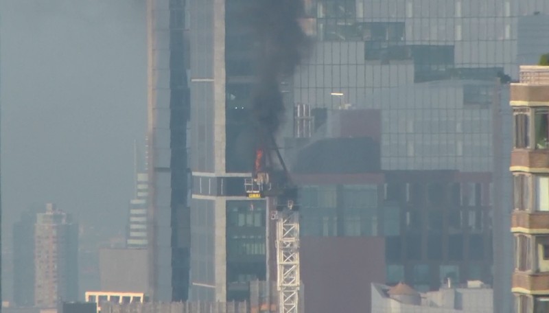 Suasana crane roboh di New York, menyebabkan 12 orang terluka. (WABC via AP)