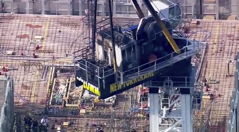 Suasana crane roboh di New York, menyebabkan 12 orang terluka. (WABC via AP)
