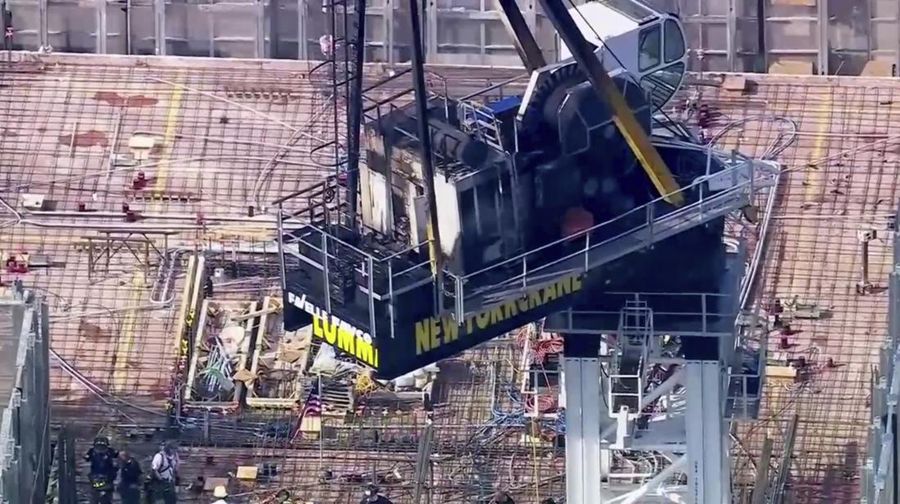 Suasana crane roboh di New York, menyebabkan 12 orang terluka. (WABC via AP)