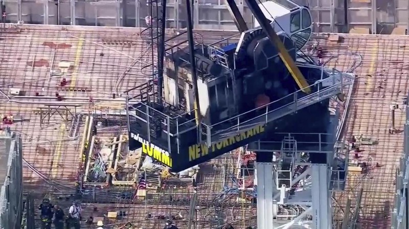 Suasana crane roboh di New York, menyebabkan 12 orang terluka. (WABC via AP)