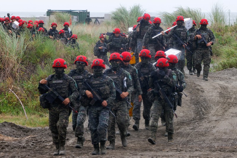 Anggota militer Taiwan mengikuti latihan tahunan anti-pendaratan Han Kuang di New Taipei City, Taiwan. (REUTERS/Ann Wang)