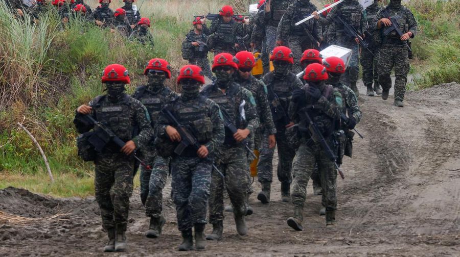 Anggota militer Taiwan mengikuti latihan tahunan anti-pendaratan Han Kuang di New Taipei City, Taiwan. (REUTERS/Ann Wang)