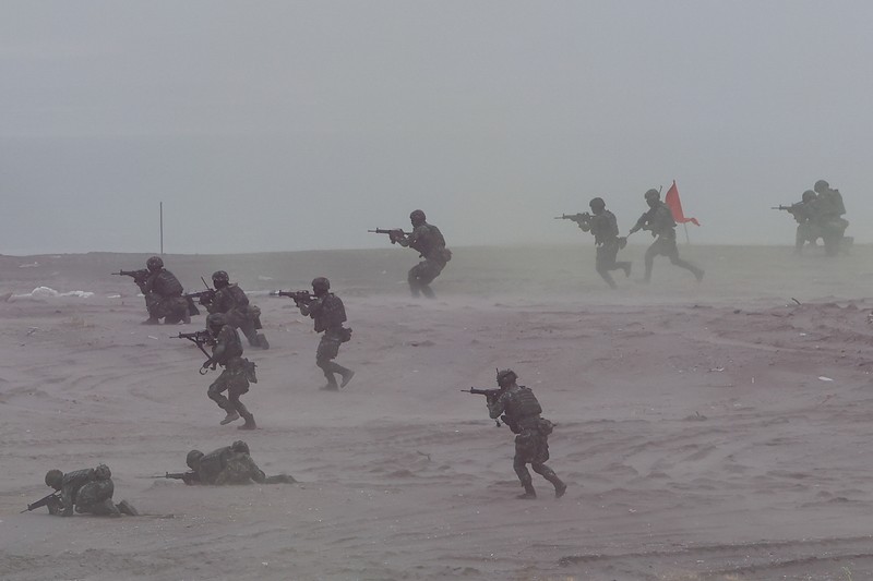 Anggota militer Taiwan mengikuti latihan tahunan anti-pendaratan Han Kuang di New Taipei City, Taiwan. (REUTERS/Ann Wang) Anggota militer Taiwan mengikuti latihan tahunan anti-pendaratan Han Kuang di New Taipei City, Taiwan. (REUTERS/Ann Wang)