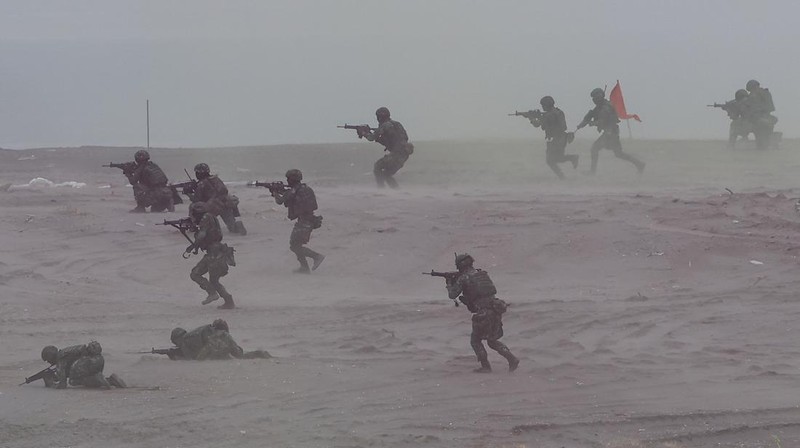 Anggota militer Taiwan mengikuti latihan tahunan anti-pendaratan Han Kuang di New Taipei City, Taiwan. (REUTERS/Ann Wang)