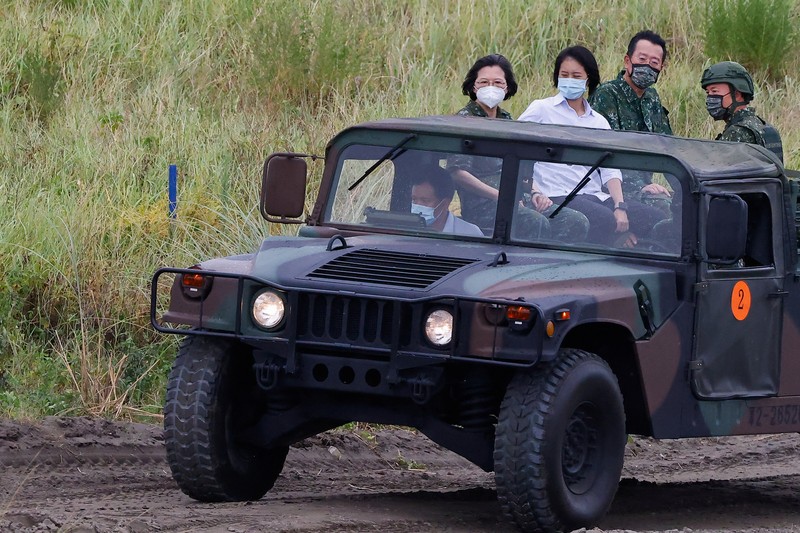 Anggota militer Taiwan mengikuti latihan tahunan anti-pendaratan Han Kuang di New Taipei City, Taiwan. (REUTERS/Ann Wang) Anggota militer Taiwan mengikuti latihan tahunan anti-pendaratan Han Kuang di New Taipei City, Taiwan. (REUTERS/Ann Wang)