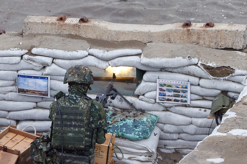 Anggota militer Taiwan mengikuti latihan tahunan anti-pendaratan Han Kuang di New Taipei City, Taiwan. (REUTERS/Ann Wang)