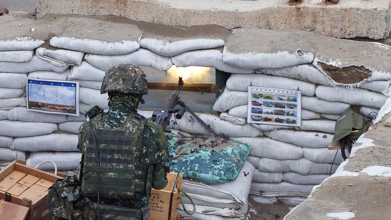 Anggota militer Taiwan mengikuti latihan tahunan anti-pendaratan Han Kuang di New Taipei City, Taiwan. (REUTERS/Ann Wang)