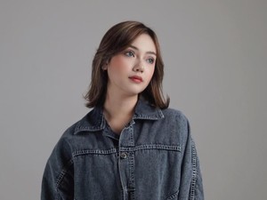 Maaf Sutradara Film, Angie Zelena Mau Bermusik Dulu