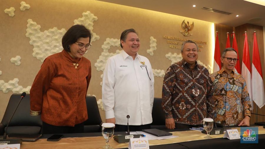 (dari kiri ke kanan) Menteri Keuangan RI Sri Mulyani, Menko Perekonomian Arilangga Hartarto, Gubernur Bank Indonesia Perry, dan Ketua Dewan Komisioner Otoritas Jasa Keuangan Mahendra Siregar saat Konferensi Pers Devisa Hasil Ekspor (DHE) di Selasar Kretagama, Gd. Ali Wardhana Lantai 3, Jl Lapangan Banteng Timur Jakarta Pusat, Jumat (28/7/2023). (CNBC Indonesia, Muhammad Sabki)