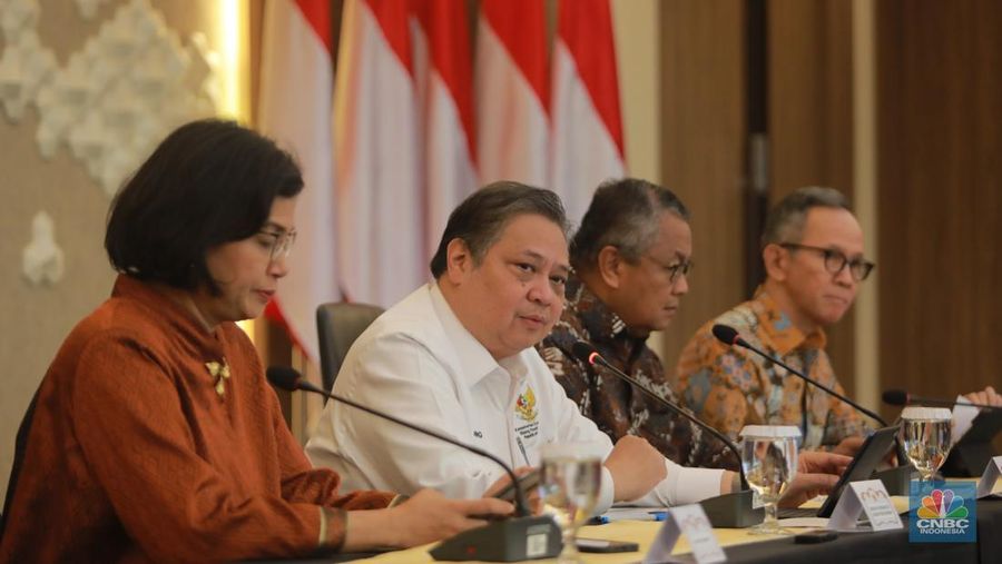 (dari kiri ke kanan) Menteri Keuangan RI Sri Mulyani, Menko Perekonomian Arilangga Hartarto, Gubernur Bank Indonesia Perry, dan Ketua Dewan Komisioner Otoritas Jasa Keuangan Mahendra Siregar saat Konferensi Pers Devisa Hasil Ekspor (DHE) di Selasar Kretagama, Gd. Ali Wardhana Lantai 3, Jl Lapangan Banteng Timur Jakarta Pusat, Jumat (28/7/2023). (վ, Muhammad Sabki)