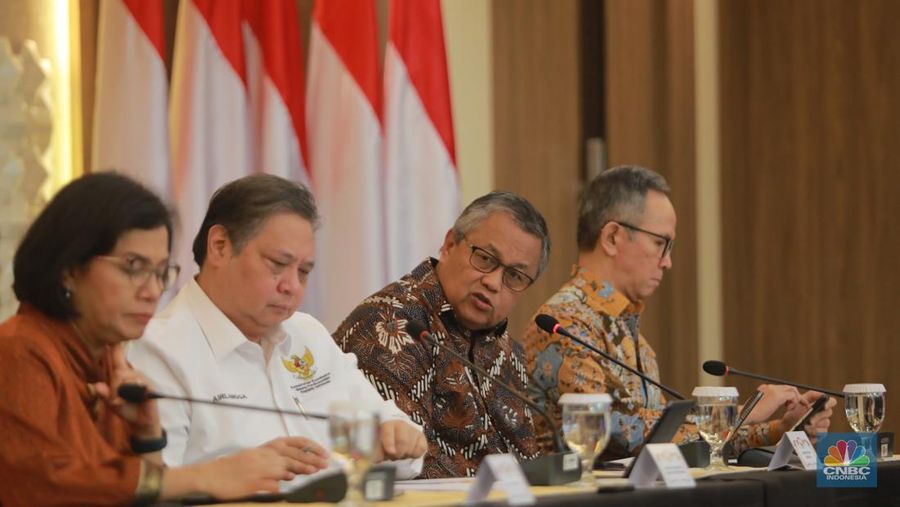 Gubernur Bank Indonesia Perry Warjiyo saat Konferensi Pers Devisa Hasil Ekspor (DHE) di Selasar Kretagama, Jakarta,  Jumat (28/7/2023). (CNBC Indonesia, Muhammad Sabki)