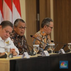Penjelasan Lengkap Aturan DHE, Jurus Jokowi Nabung Dolar