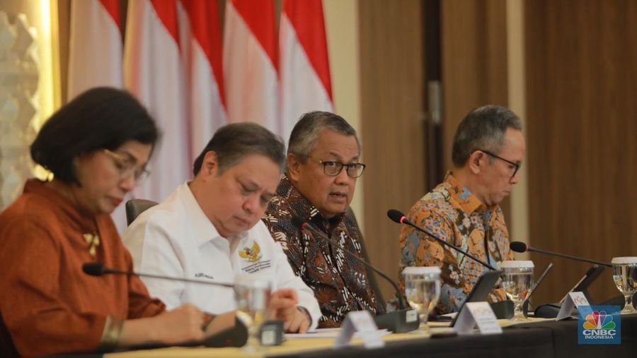 Gubernur Bank Indonesia Perry Warjiyo saat Konferensi Pers Devisa Hasil Ekspor (DHE) di Selasar Kretagama, Jakarta,  Jumat (28/7/2023). (CNBC Indonesia, Muhammad Sabki)