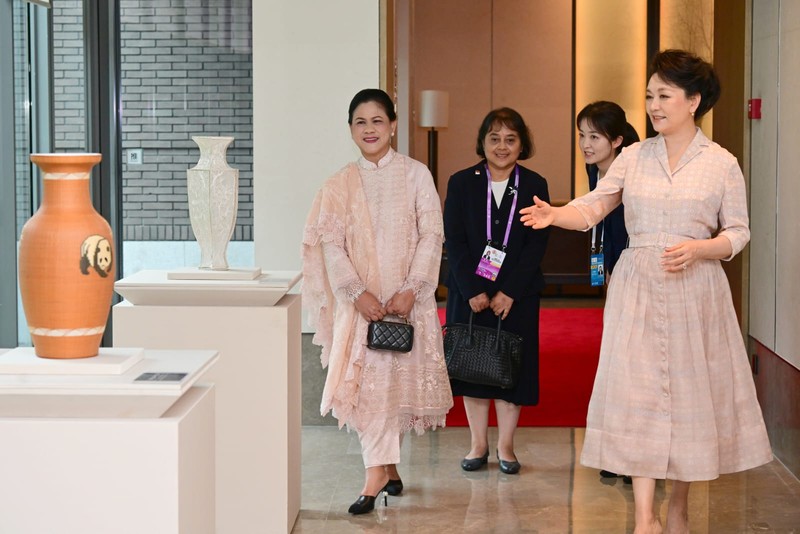 Ibu Iriana Jokowi Minum Teh dengan Madam Peng Liyuan Hotel Jinnui, Chengdu, Republik Rakyat Tiongkok (RRT) pada hari Kamis (27/7/2023). (Muchlis Jr - Biro Pers Sekretariat Presiden)