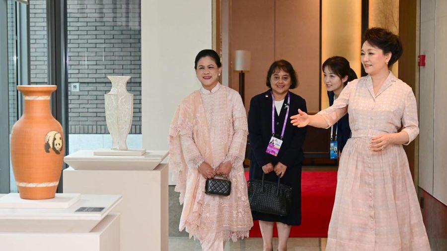 Ibu Iriana Jokowi Minum Teh dengan Madam Peng Liyuan Hotel Jinnui, Chengdu, Republik Rakyat Tiongkok (RRT) pada hari Kamis (27/7/2023). (Muchlis Jr - Biro Pers Sekretariat Presiden)