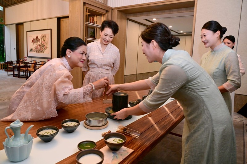 Ibu Iriana Jokowi Minum Teh dengan Madam Peng Liyuan Hotel Jinnui, Chengdu, Republik Rakyat Tiongkok (RRT) pada hari Kamis (27/7/2023). Ibu Iriana Jokowi Minum Teh dengan Madam Peng Liyuan Hotel Jinnui, Chengdu, Republik Rakyat Tiongkok (RRT) pada hari Kamis (27/7/2023). (Muchlis Jr - Biro Pers Sekretariat Presiden)