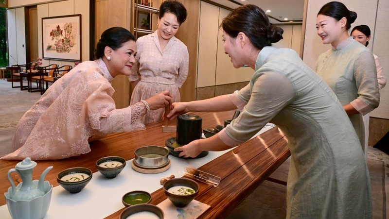 Ibu Iriana Jokowi Minum Teh dengan Madam Peng Liyuan Hotel Jinnui, Chengdu, Republik Rakyat Tiongkok (RRT) pada hari Kamis (27/7/2023). (Muchlis Jr - Biro Pers Sekretariat Presiden)
