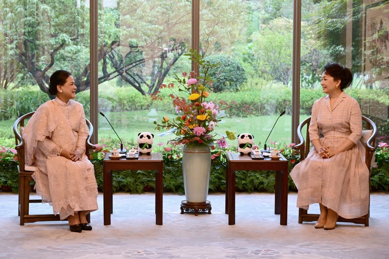 Ibu Iriana Jokowi Minum Teh dengan Madam Peng Liyuan Hotel Jinnui, Chengdu, Republik Rakyat Tiongkok (RRT) pada hari Kamis (27/7/2023). Ibu Iriana Jokowi Minum Teh dengan Madam Peng Liyuan Hotel Jinnui, Chengdu, Republik Rakyat Tiongkok (RRT) pada hari Kamis (27/7/2023). (Muchlis Jr - Biro Pers Sekretariat Presiden)