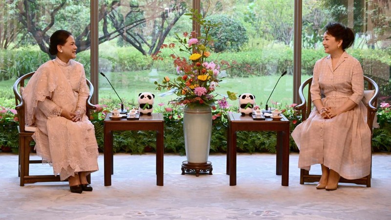 Ibu Iriana Jokowi Minum Teh dengan Madam Peng Liyuan Hotel Jinnui, Chengdu, Republik Rakyat Tiongkok (RRT) pada hari Kamis (27/7/2023). (Muchlis Jr - Biro Pers Sekretariat Presiden)