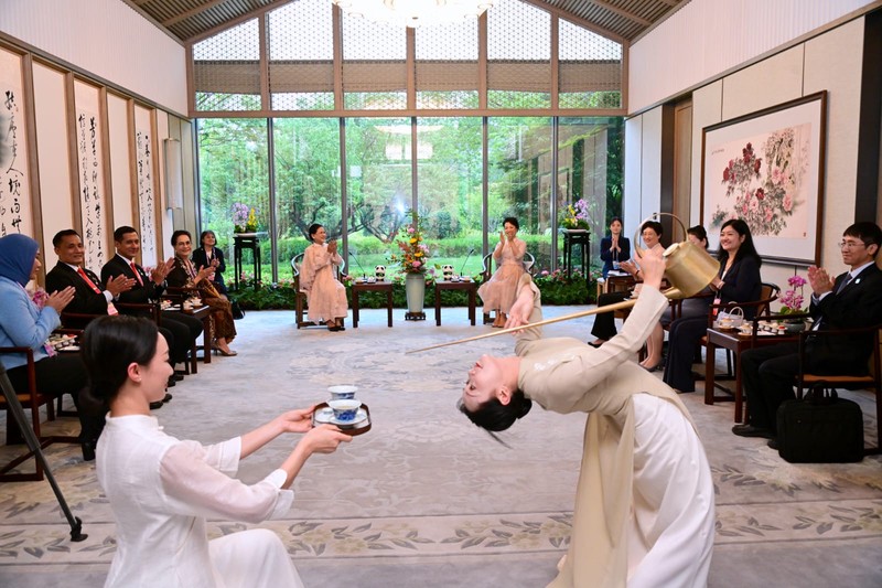 Ibu Iriana Jokowi Minum Teh dengan Madam Peng Liyuan Hotel Jinnui, Chengdu, Republik Rakyat Tiongkok (RRT) pada hari Kamis (27/7/2023). (Muchlis Jr - Biro Pers Sekretariat Presiden)