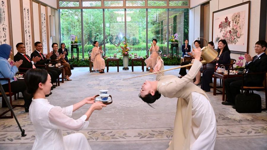 Ibu Iriana Jokowi Minum Teh dengan Madam Peng Liyuan Hotel Jinnui, Chengdu, Republik Rakyat Tiongkok (RRT) pada hari Kamis (27/7/2023). (Muchlis Jr - Biro Pers Sekretariat Presiden)