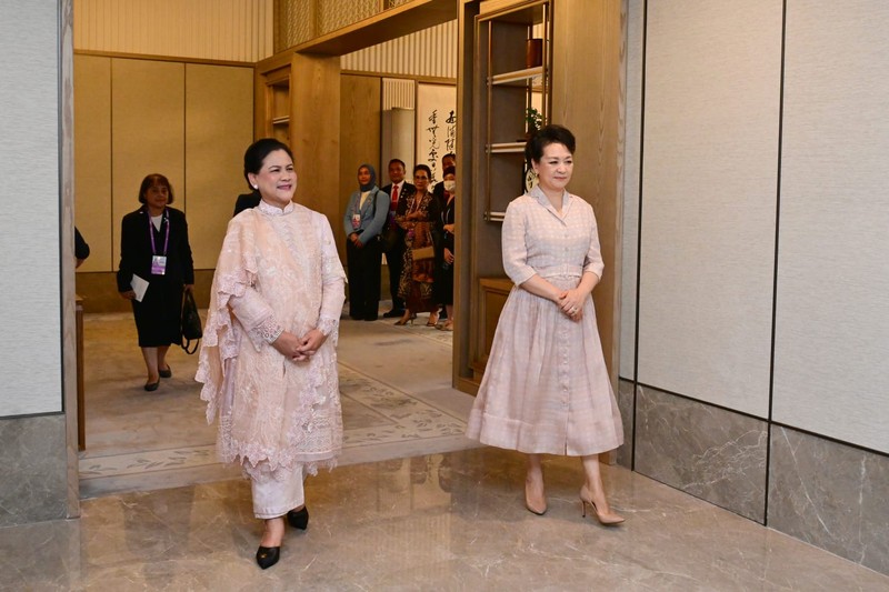 Ibu Iriana Jokowi Minum Teh dengan Madam Peng Liyuan Hotel Jinnui, Chengdu, Republik Rakyat Tiongkok (RRT) pada hari Kamis (27/7/2023). (Muchlis Jr - Biro Pers Sekretariat Presiden)