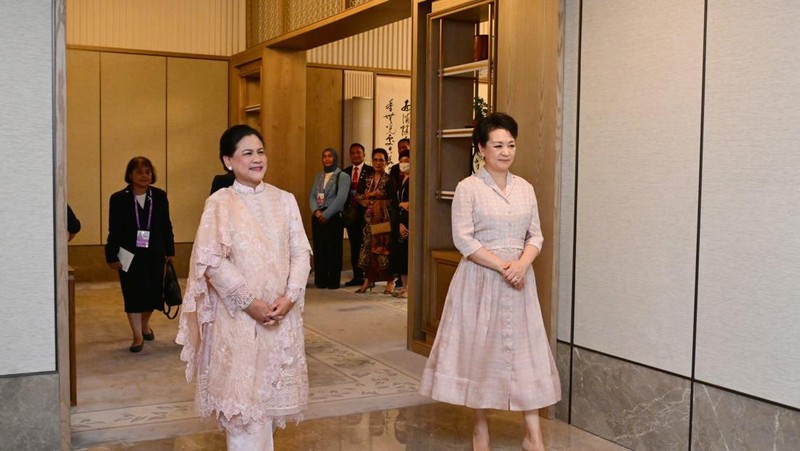 Ibu Iriana Jokowi Minum Teh dengan Madam Peng Liyuan Hotel Jinnui, Chengdu, Republik Rakyat Tiongkok (RRT) pada hari Kamis (27/7/2023). (Muchlis Jr - Biro Pers Sekretariat Presiden)