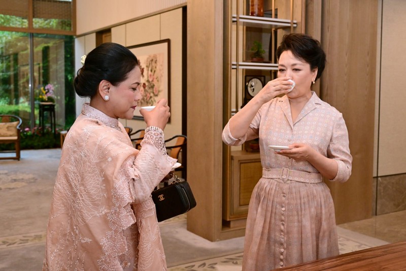 Ibu Iriana Jokowi Minum Teh dengan Madam Peng Liyuan Hotel Jinnui, Chengdu, Republik Rakyat Tiongkok (RRT) pada hari Kamis (27/7/2023). (Muchlis Jr - Biro Pers Sekretariat Presiden)