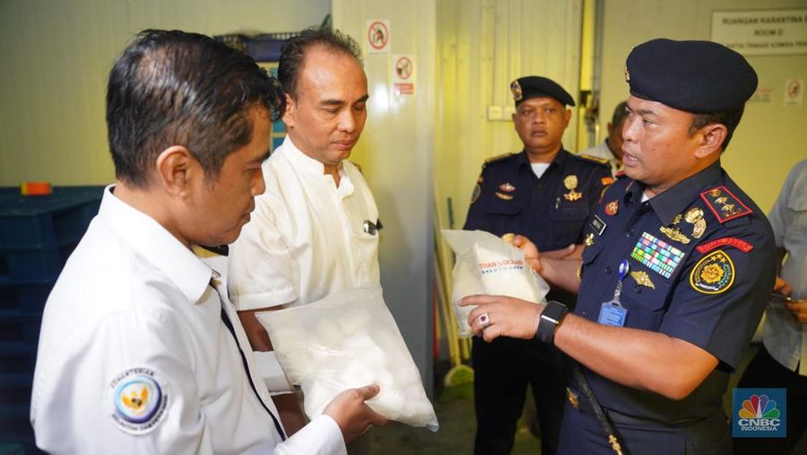 Kementerian Kelautan dan Perikanan (KKP) melakukan inspeksi mendadak terhadap kegiatan usaha importasi komoditas perikanan di Muara Baru, Jakarta. (CNBC Indonesia/Martyasari Rizky)