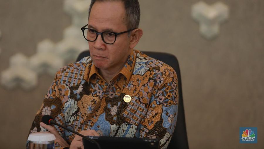 Ketua Dewan Komisioner Otoritas Jasa Keuangan Mahendra Siregar saat Konferensi Pers Devisa Hasil Ekspor (DHE) di Selasar Kretagama, Gd. Ali Wardhana, Jakarta, Jumat (28/7/2023). (CNBC Indonesia, Muhammad Sabki)