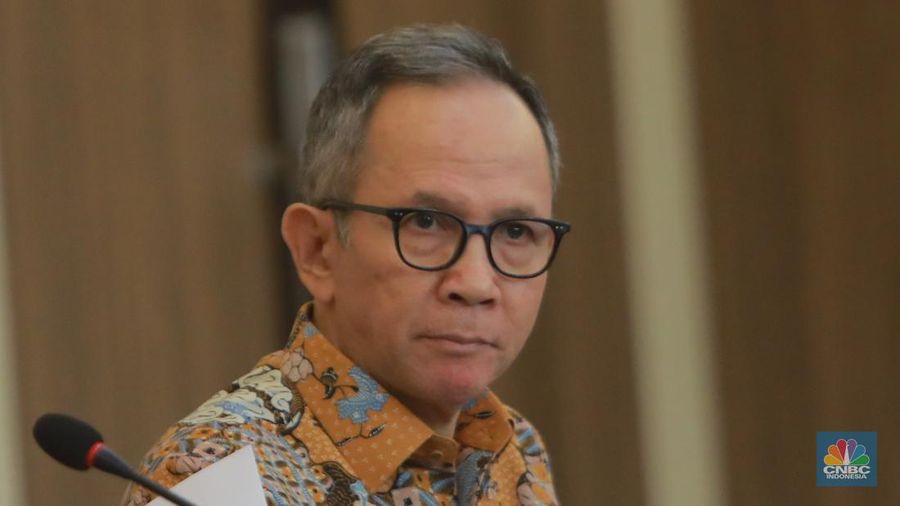 Ketua Dewan Komisioner Otoritas Jasa Keuangan Mahendra Siregar saat Konferensi Pers Devisa Hasil Ekspor (DHE) di Selasar Kretagama, Gd. Ali Wardhana, Jakarta, Jumat (28/7/2023). (CNBC Indonesia, Muhammad Sabki)