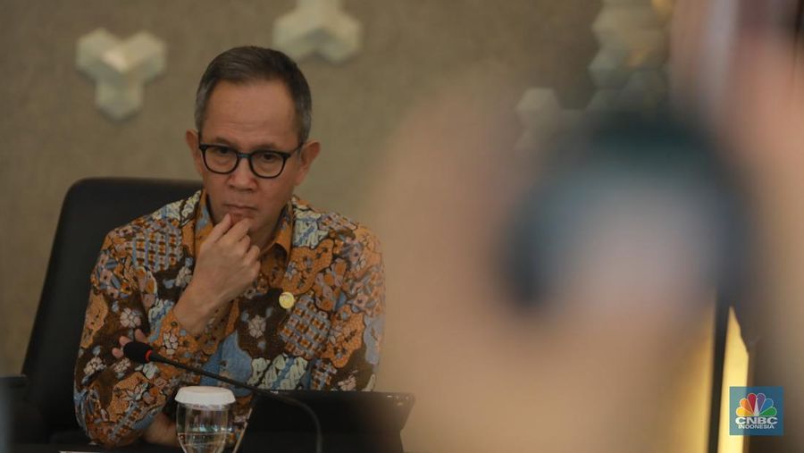 Ketua Dewan Komisioner Otoritas Jasa Keuangan Mahendra Siregar saat Konferensi Pers Devisa Hasil Ekspor (DHE) di Selasar Kretagama, Gd. Ali Wardhana, Jakarta, Jumat (28/7/2023). (CNBC Indonesia, Muhammad Sabki)