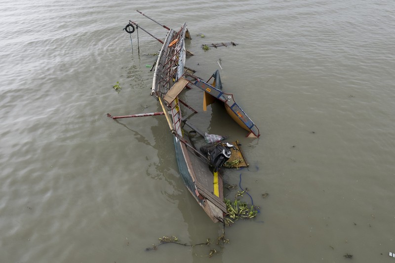 Tim penyelamat mencari korban kapal feri terbalik di Binangonan, provinsi Rizal, Filipina, Jumat (28/7/2023).  (AP Photo/Aaron Favila)