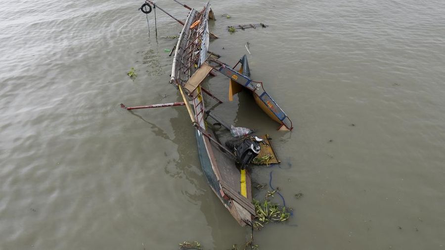 Tim penyelamat mencari korban kapal feri terbalik di Binangonan, provinsi Rizal, Filipina, Jumat (28/7/2023).  (AP Photo/Aaron Favila)