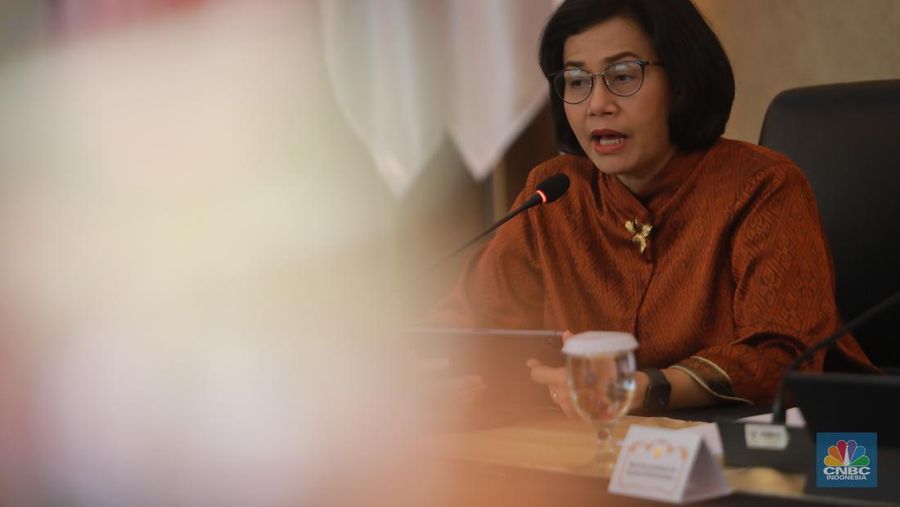 Menteri Keuangan RI Sri Mulyani saat Konferensi Pers Devisa Hasil Ekspor (DHE) di Selasar Kretagama, Gd. Ali Wardhana Lantai 3, Jl Lapangan Banteng Timur Jakarta Pusat, Jumat (28/7/2023). (CNBC Indonesia, Muhammad Sabki)