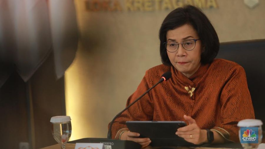 Menteri Keuangan RI Sri Mulyani saat Konferensi Pers Devisa Hasil Ekspor (DHE) di Selasar Kretagama, Gd. Ali Wardhana Lantai 3, Jl Lapangan Banteng Timur Jakarta Pusat, Jumat (28/7/2023). (CNBC Indonesia, Muhammad Sabki)