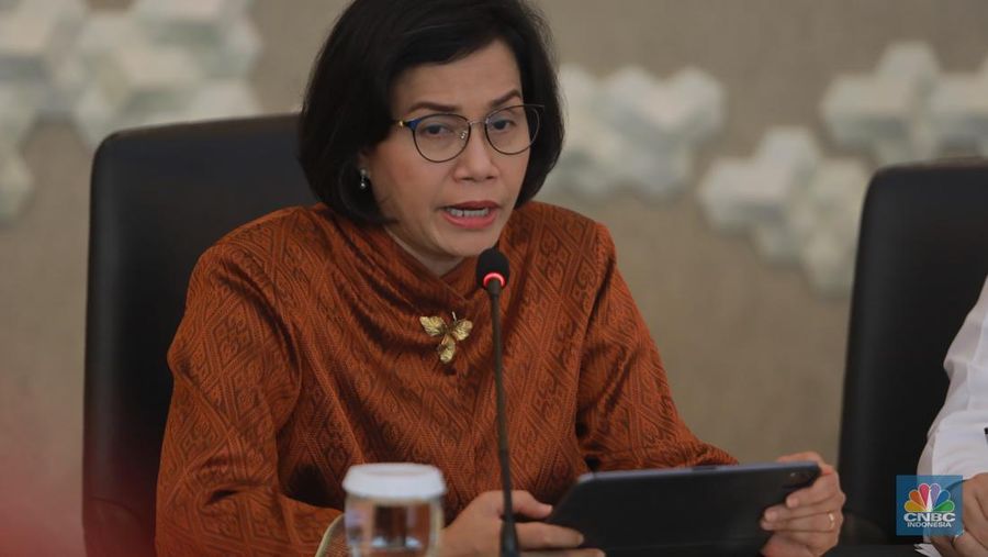 Menteri Keuangan RI Sri Mulyani saat Konferensi Pers Devisa Hasil Ekspor (DHE) di Selasar Kretagama, Gd. Ali Wardhana Lantai 3, Jl Lapangan Banteng Timur Jakarta Pusat, Jumat (28/7/2023). (CNBC Indonesia, Muhammad Sabki)