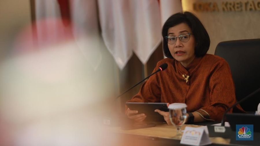 Menteri Keuangan RI Sri Mulyani saat Konferensi Pers Devisa Hasil Ekspor (DHE) di Selasar Kretagama, Gd. Ali Wardhana Lantai 3, Jl Lapangan Banteng Timur Jakarta Pusat, Jumat (28/7/2023). (CNBC Indonesia, Muhammad Sabki)