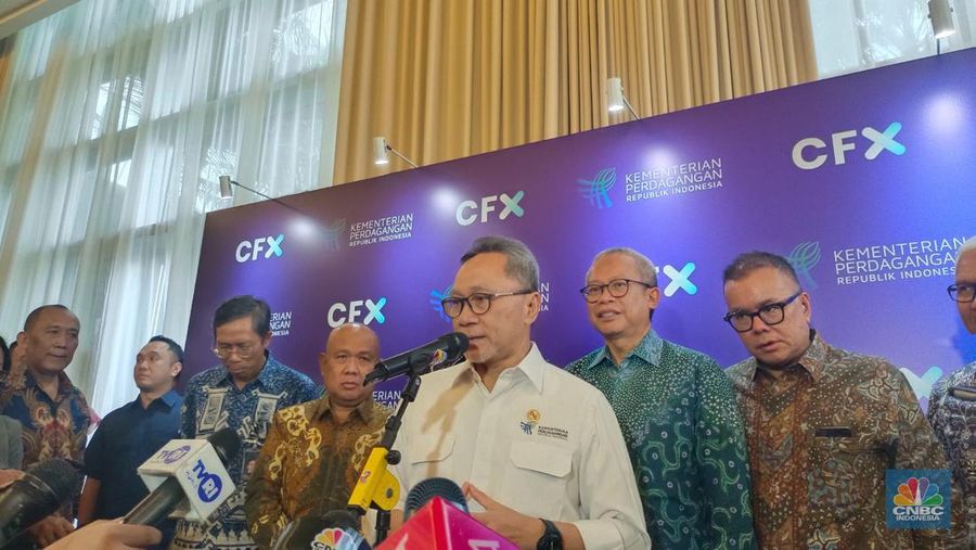 Menteri Perdagangan Zulkifli Hasan memberikan pernyataan usah meresmikan PT Bursa Komoditi Nusantara atau Commodity Future Exchange (CFX), Jumat (28/7/2023). (CNBC Indonesia/Mertyasari Rizky)
