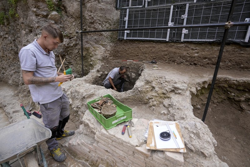 Penemuan reruntuhan Teater Nero penainggalan Romawi Kuno di kota Roma, Italia. (AP Photo/Andrew Medichini)