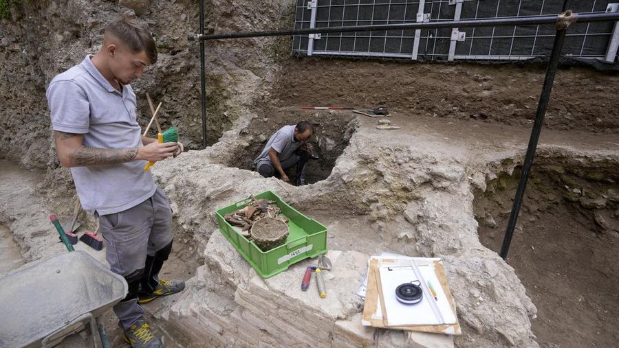 Penemuan reruntuhan Teater Nero penainggalan Romawi Kuno di kota Roma, Italia. (AP Photo/Andrew Medichini)