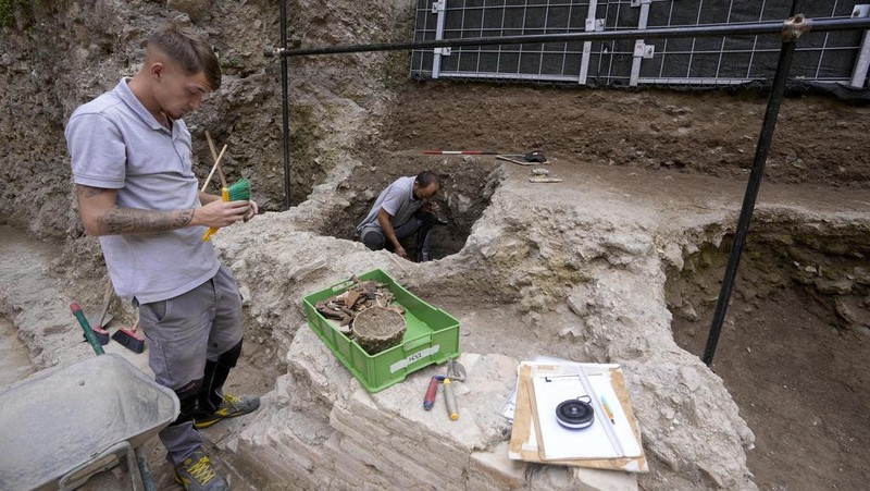 Penemuan reruntuhan Teater Nero penainggalan Romawi Kuno di kota Roma, Italia. (AP Photo/Andrew Medichini)