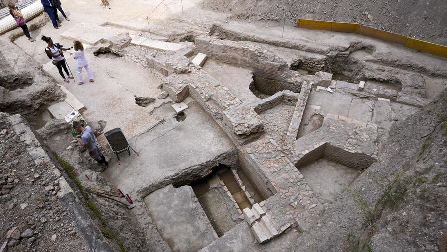 Penemuan reruntuhan Teater Nero penainggalan Romawi Kuno di kota Roma, Italia. (AP Photo/Andrew Medichini)